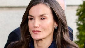 Letizia di Spagna, look blu reale e il trucco degli orecchini di acquamarina