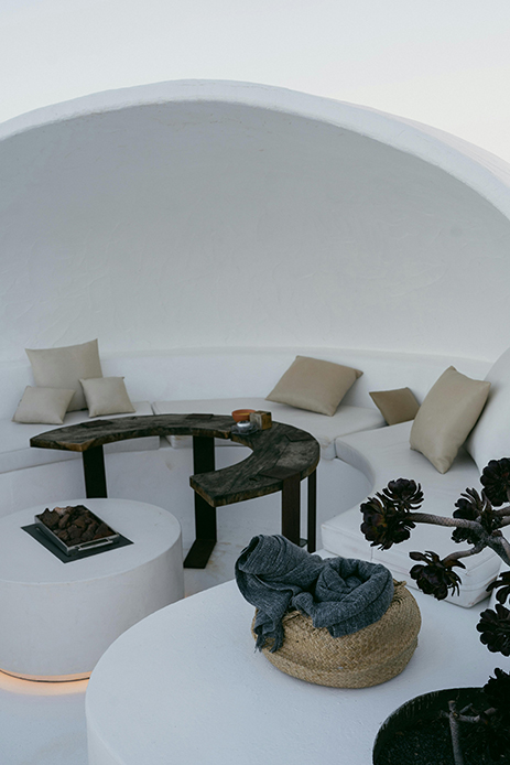 Angolo relax con pareti curve, arredi morbidi e illuminazione soffusa