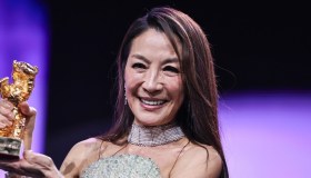 Michelle Yeoh, 63 anni di grazia e talento: è la più luminosa della Berlinale in abito dorato