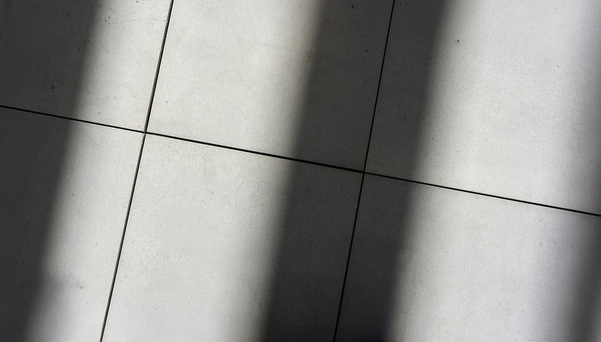 Pavimento in microcemento grigio senza fughe visto dall&rsquo;alto