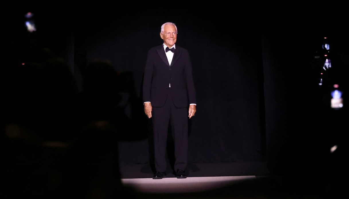 Giorgio Armani in smoking nero saluta il pubblico a fine sfilata