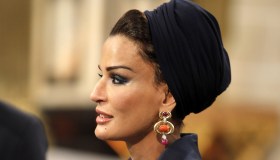 Moza del Qatar, l’anello con diamante blu da 50,6 milioni e la collana capolavoro