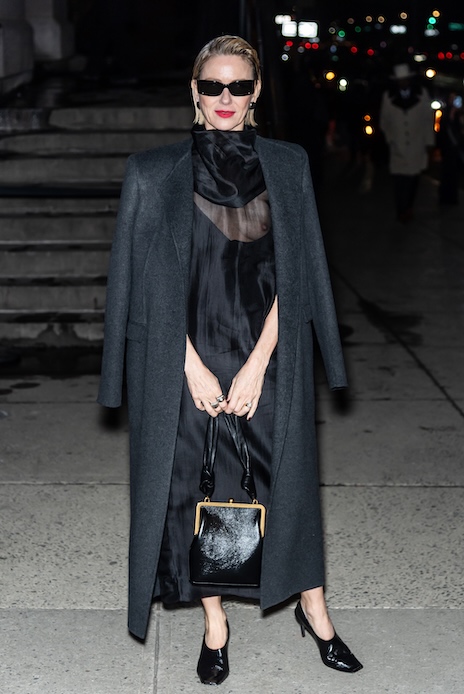 Naomi Watts alla New York Fashion Week con abito sottoveste nero, cappotto lungo e d&eacute;collet&eacute; in velluto