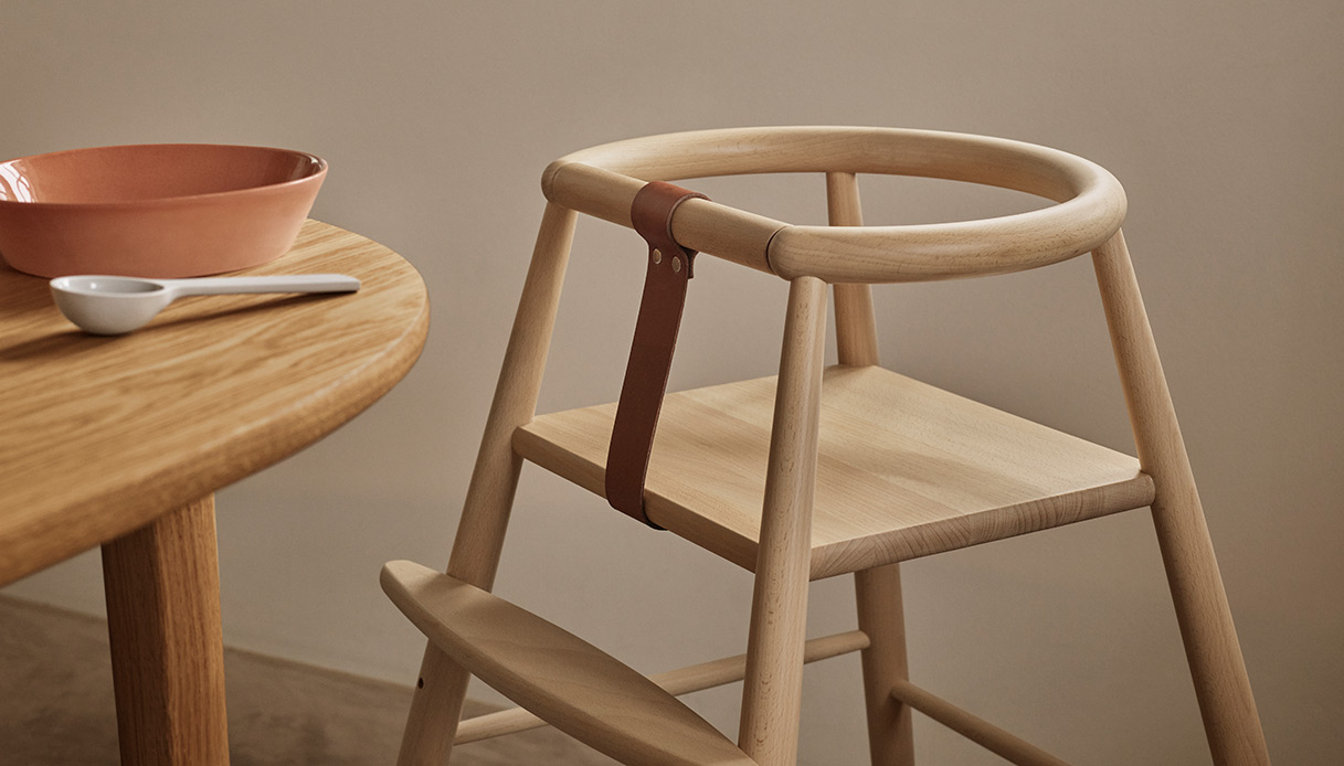 Seggiolone ND54 design Nanna e J&oslash;rgen Ditzel in legno con dettaglio in pelle cognac