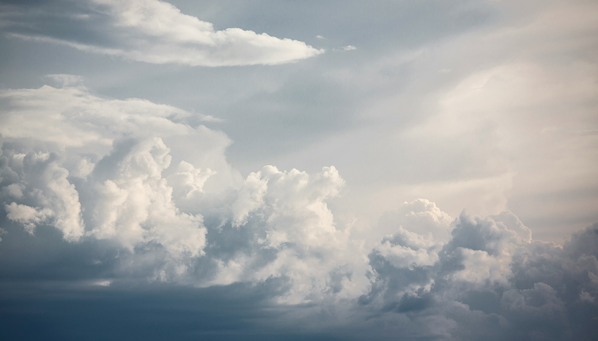 Nuvole bianche soffici che richiamano la tonalit&agrave; Cloud Dancer colore 2026