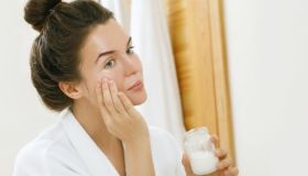 Capelli, unghie e pelle idratati? È ora di inserire nella skincare questo olio di cocco diventato virale
