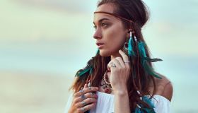 Una piuma tra i capelli. Come replicare il nuovo trend che sta ossessionando TikTok