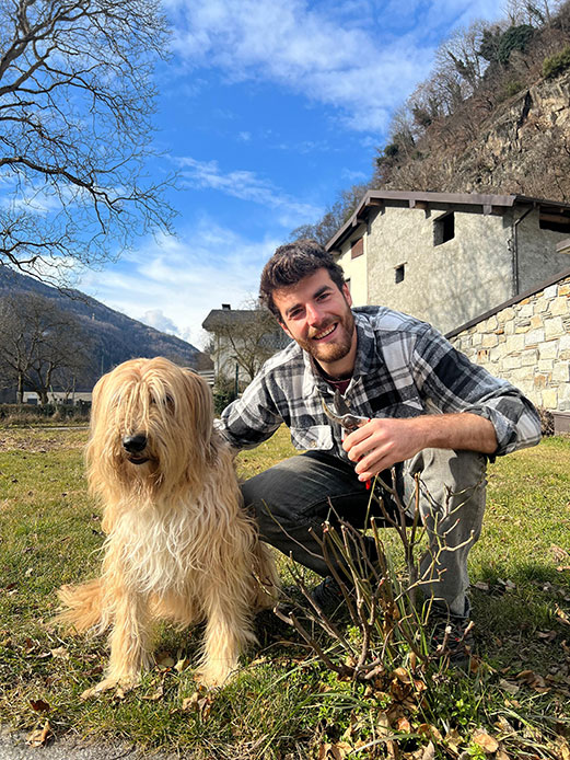 Gian Marco mentre esegue la potatura delle rose in giardino con cesoie durante la fine dell&rsquo;inverno