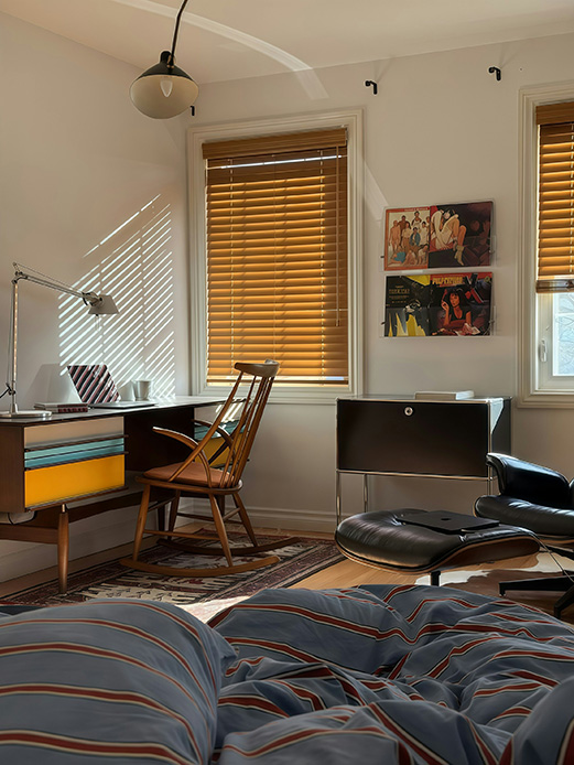 Pouf in pelle in un living con zona studio e arredi di design, arredamento in stile casual chic.