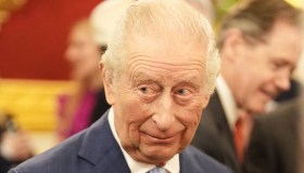 Re Carlo non risponde alle domande su Andrea, finge di non sentire