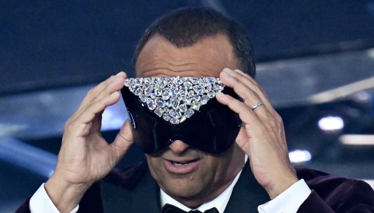 Sanremo 2026, i look della quarta serata: Carlo si lascia finalmente andare e gli occhiali diventano cult