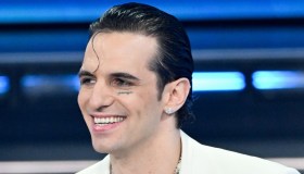 Sanremo 2026, i look della seconda serata: Achille Lauro rompe la monotonia e salva l’Ariston