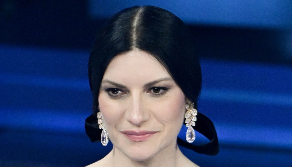 Sanremo 2026, i look della terza serata: Laura Pausini tra velluto e piume ma l'acconciatura la spegne