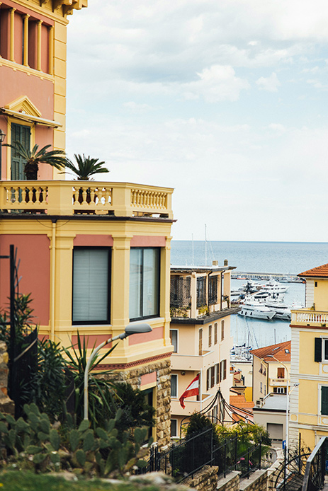 Ville color pastello di Sanremo con vista sul mare e sul porto turistico