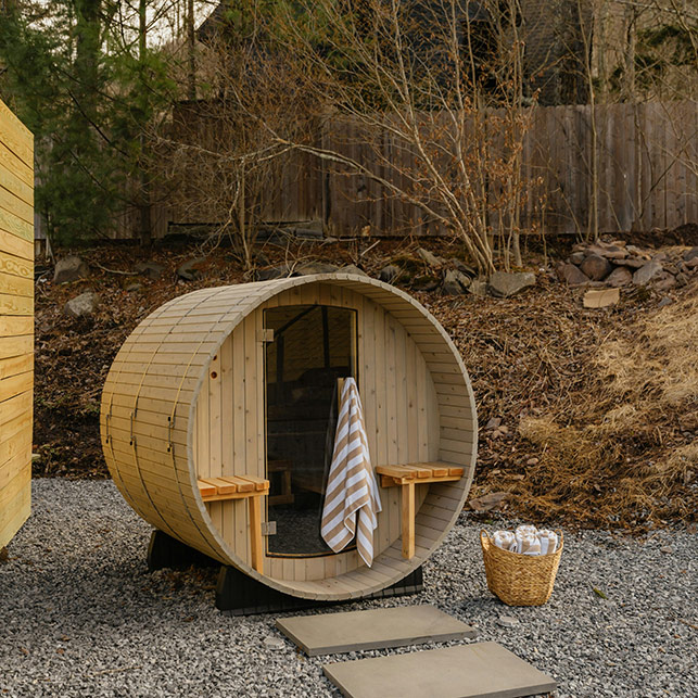 Sauna da esterno a botte in legno in giardino