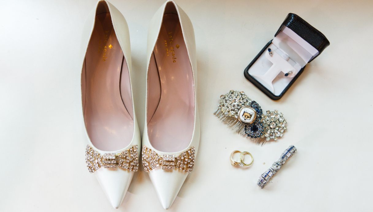 D&eacute;collet&eacute; con spilla