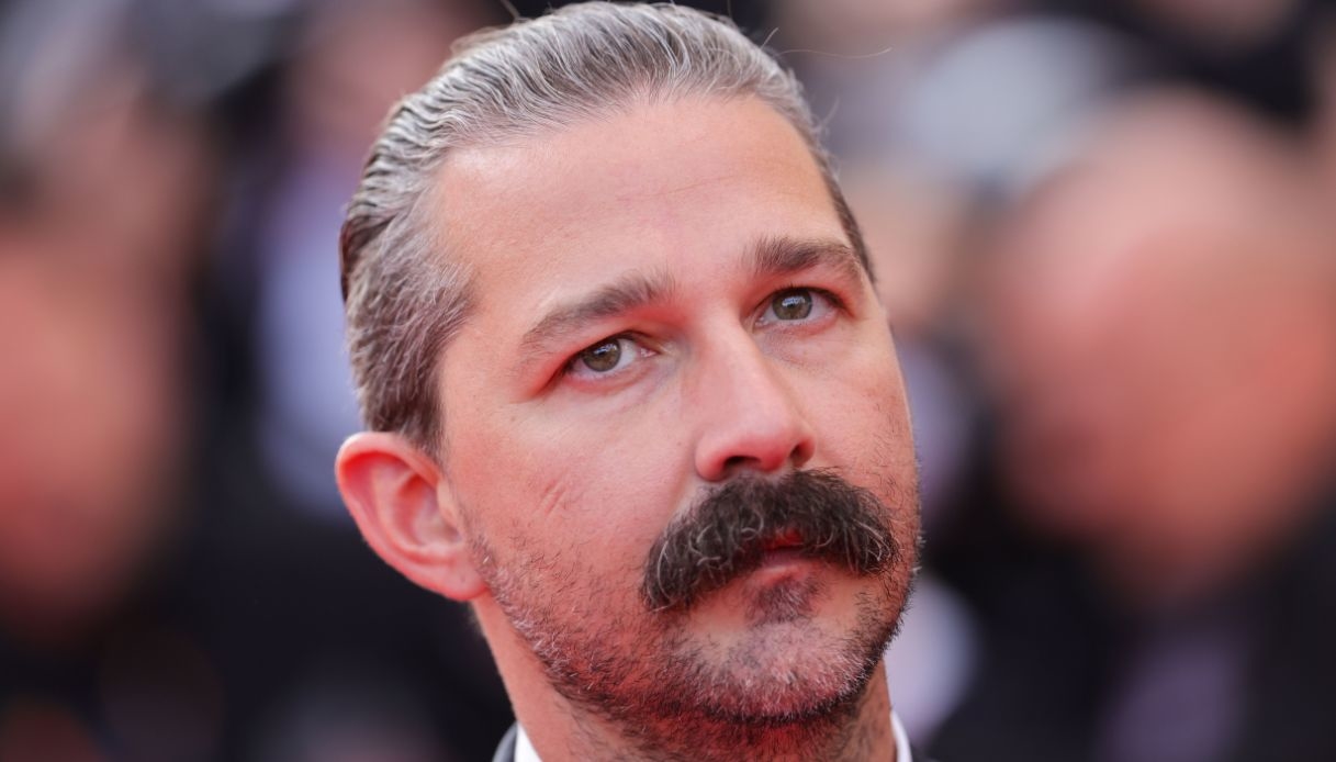 Chi è Shia LaBeouf, l’attore arrestato per aver “terrorizzato” New Orleans durante il Mardi Gras
