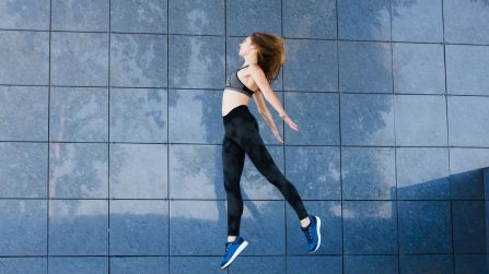 Mai più piedi stanchi con queste sneakers effetto nuvola. Progettate per chi cammina 10km al giorno