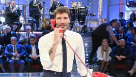 Affari Tuoi, Stefano De Martino preso alla sprovvista. Un finale così “non è mai successo”