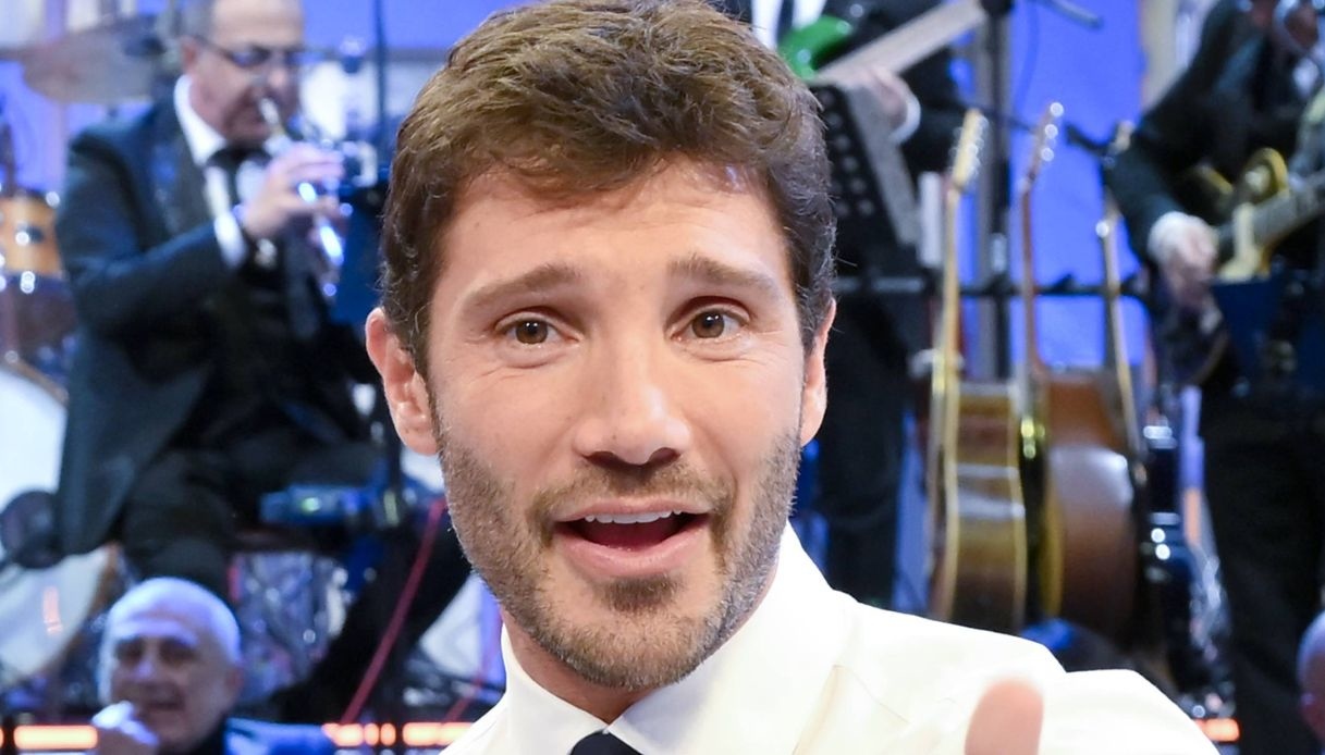 Affari Tuoi, Stefano De Martino chiede perdono: “Inguardabili”. E Martina perde una scarpa