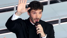 Sanremo 2026, Carlo Conti passa il testimone a Stefano De Martino: l’annuncio storico