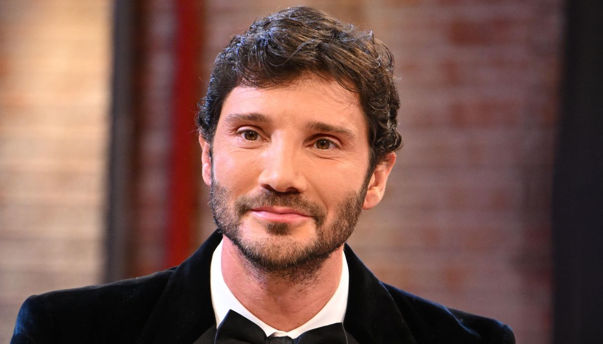 Affari Tuoi, la gara nel caos: De Martino infrange le regole e costringe Herbert all’impensabile