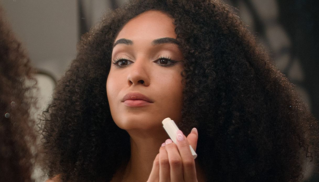 Dalla Corea il nuovo segreto in stick al calcio: come rimpolpare rughe di viso e collo con un solo gesto Dalla Corea il nuovo segreto in stick al calcio: come rimpolpare rughe di viso e collo con un solo gesto