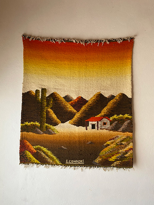 Arazzo in lana con paesaggio andino e cactus, realizzato con tecnica artigianale tradizionale