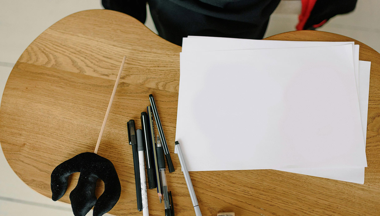 Tavolo in legno dalle forme irregolari con oggetti artistici