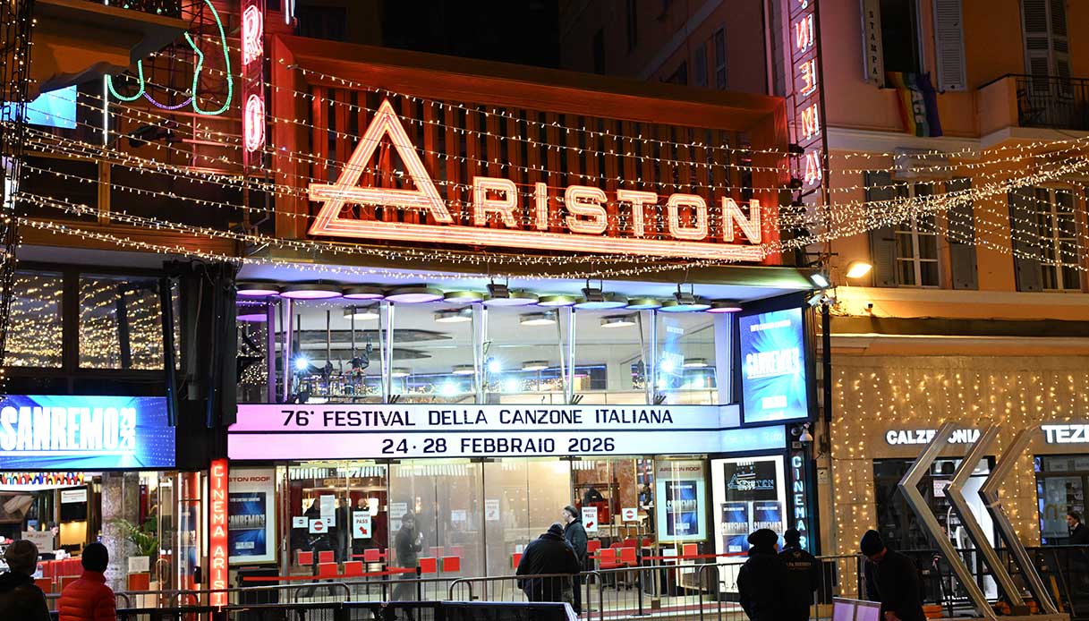 Facciata del Teatro Ariston illuminata durante il Festival di Sanremo 2026
