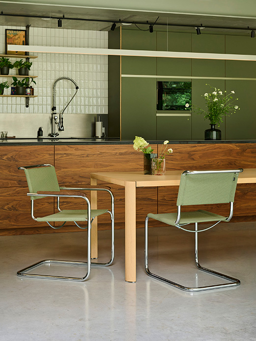 Sedie Thonet S 34 V Soft cantilever in zona pranzo con struttura in tubolare d&rsquo;acciaio