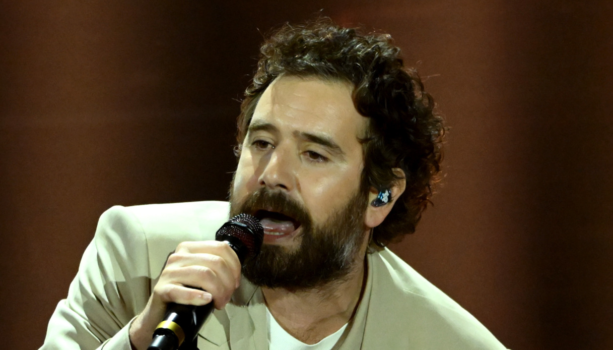 Sanremo 2026, perché Tommaso Paradiso canta con una mano fasciata