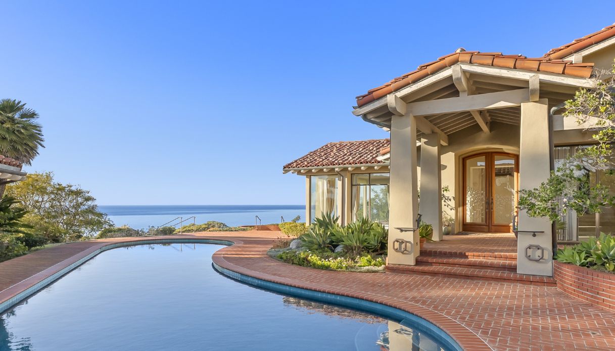 La villa di Dr. Seuss con piscina infinita e vista esclusiva: in vendita per 8,4 milioni di euro