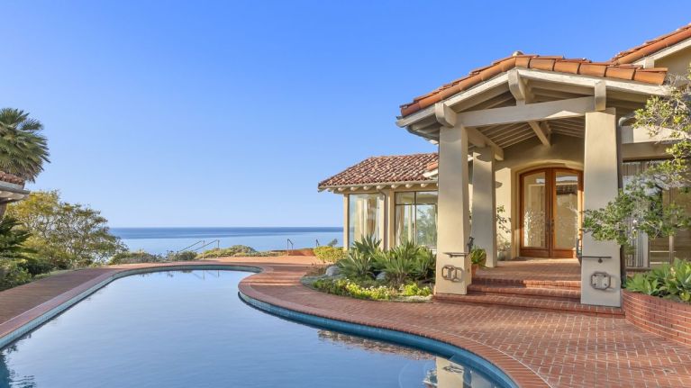 La villa di Dr. Seuss con piscina infinita e vista esclusiva: in vendita per 8,4 milioni di euro