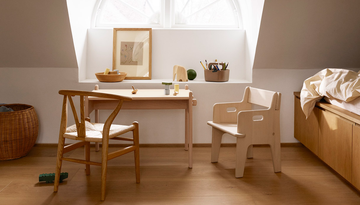 Wishbone Chair CH24 bambino Carl Hansen & S&oslash;n in rovere massello accanto a tavolo in legno