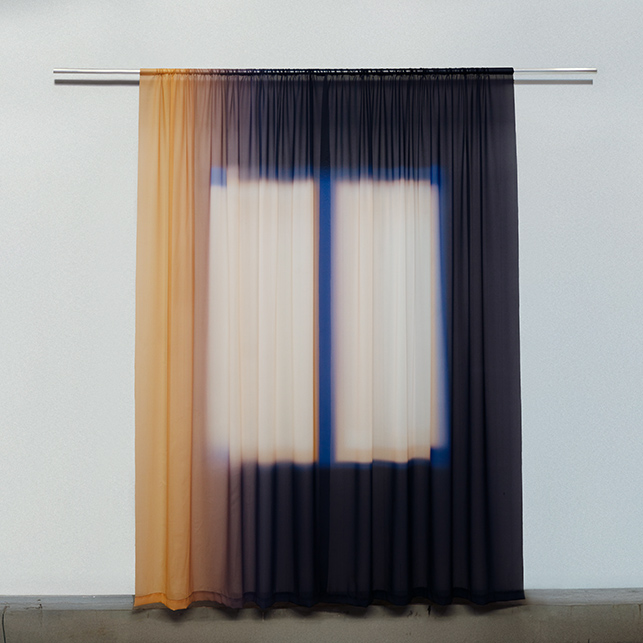 Tenda trompe-l&rsquo;&oelig;il con impronta luminosa che simula una finestra, opera della serie Imprint di Yvonne Mak