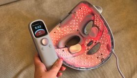 La maschera LED che sgonfia gli occhi mentre tratta la pelle