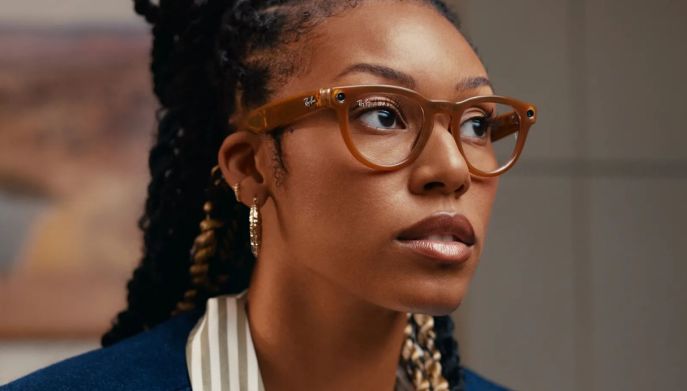 Una ragazza che indossa smart glasses