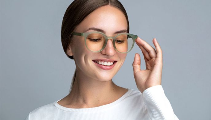 Una ragazza che controlla gli smart glasses