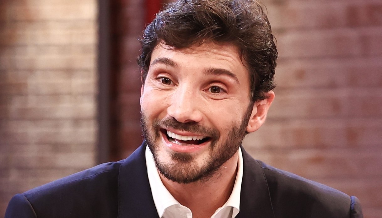 Affari Tuoi, De Martino prende in giro la concorrente con tutto lo studio: la partita è tremenda