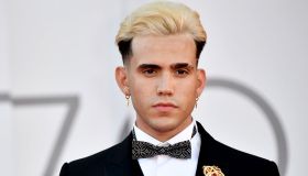 Aka7even salta l’incontro con i fan: “Ha avuto un incidente”. Come sta