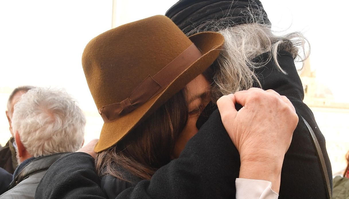 Funerali di David Riondino, abbracci e tanta commozione