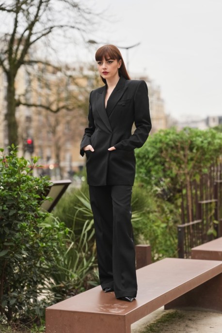 Annalisa, i due total black opposti alla Paris Fashion Week 2026