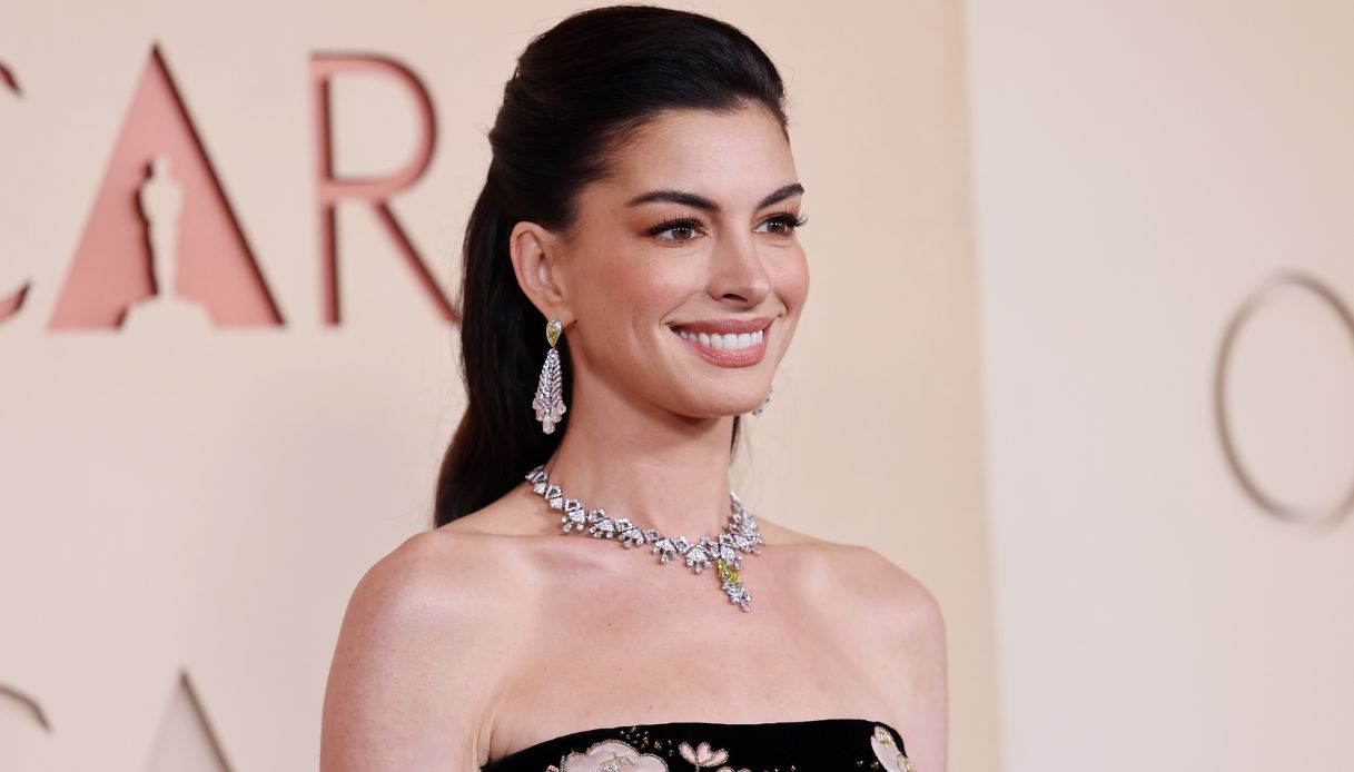 Il trucchetto svelato dall'hair stylist di Anne Hathaway per un effetto lifting immediato (da rifare a casa)