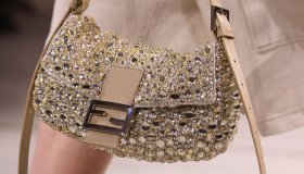 È di nuovo l’era della Baguette: 8 alternative economiche della borsa prediletta dalle fashion icon, da Carrie Bradshaw a Emily Cooper