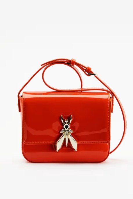 &Egrave; di nuovo l'era della Baguette: 7 alternative economiche della borsa prediletta dalle fashion icon, da Carrie Bradshaw a Emily Cooper