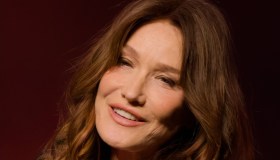 Carla Bruni torna sul palco, il total black con tocco rock a Parigi