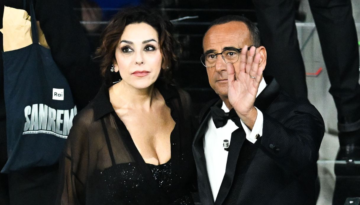 Carlo Conti e la battuta sui pantaloni: “Mia moglie ha riso con me”. Ma la ballerina di Sanremo lo attacca