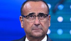 Carlo Conti risponde sui jeans a Sanremo 2026 dopo l’accusa della ballerina