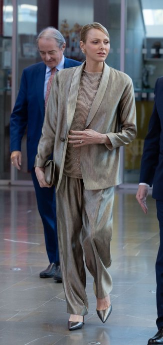 Charlene di Monaco scintilla con un tailleur oro metallizzato